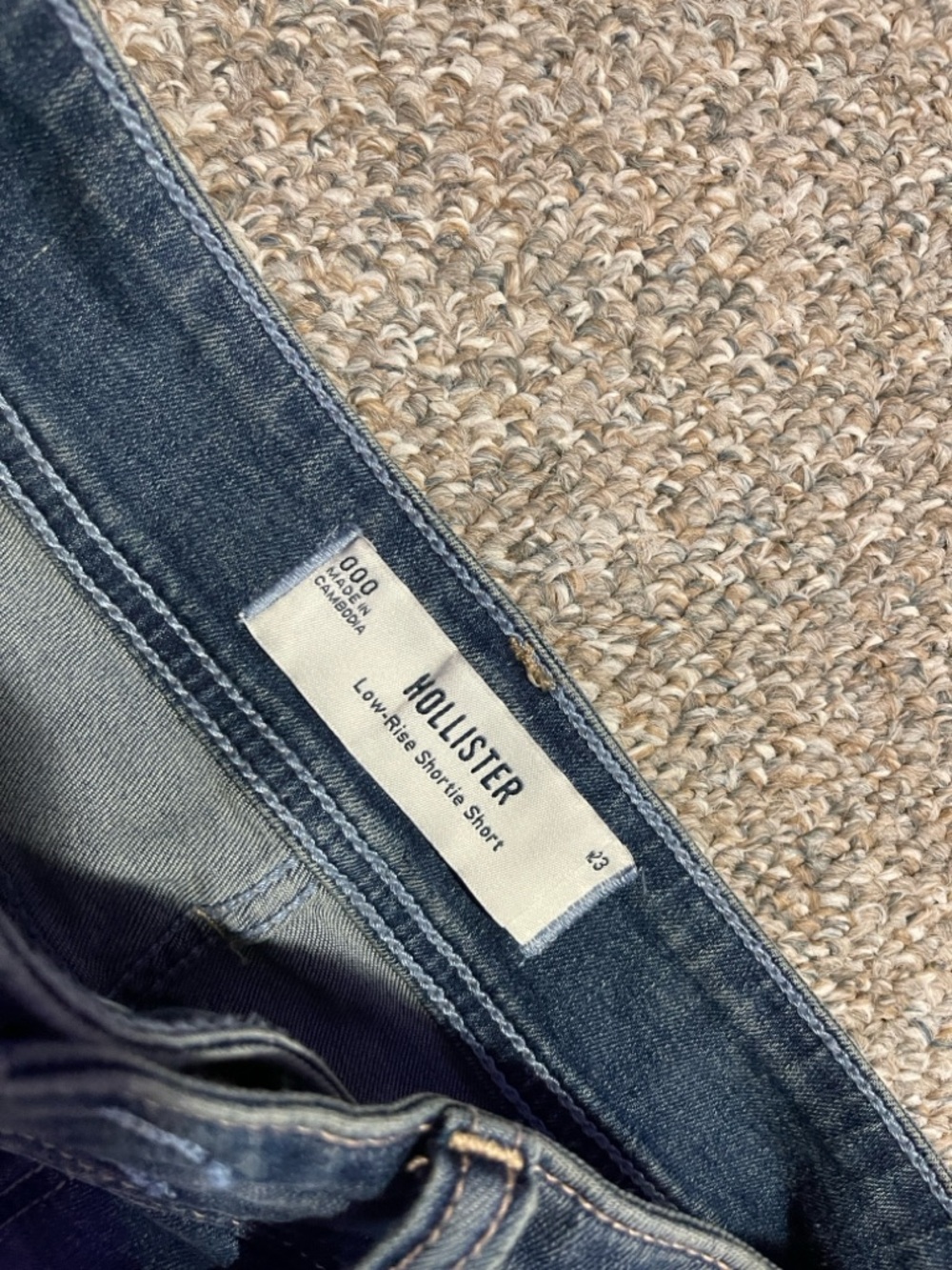 Hollister Low-Rise Shortie Short in dark blue denim - Picture 2 of 3